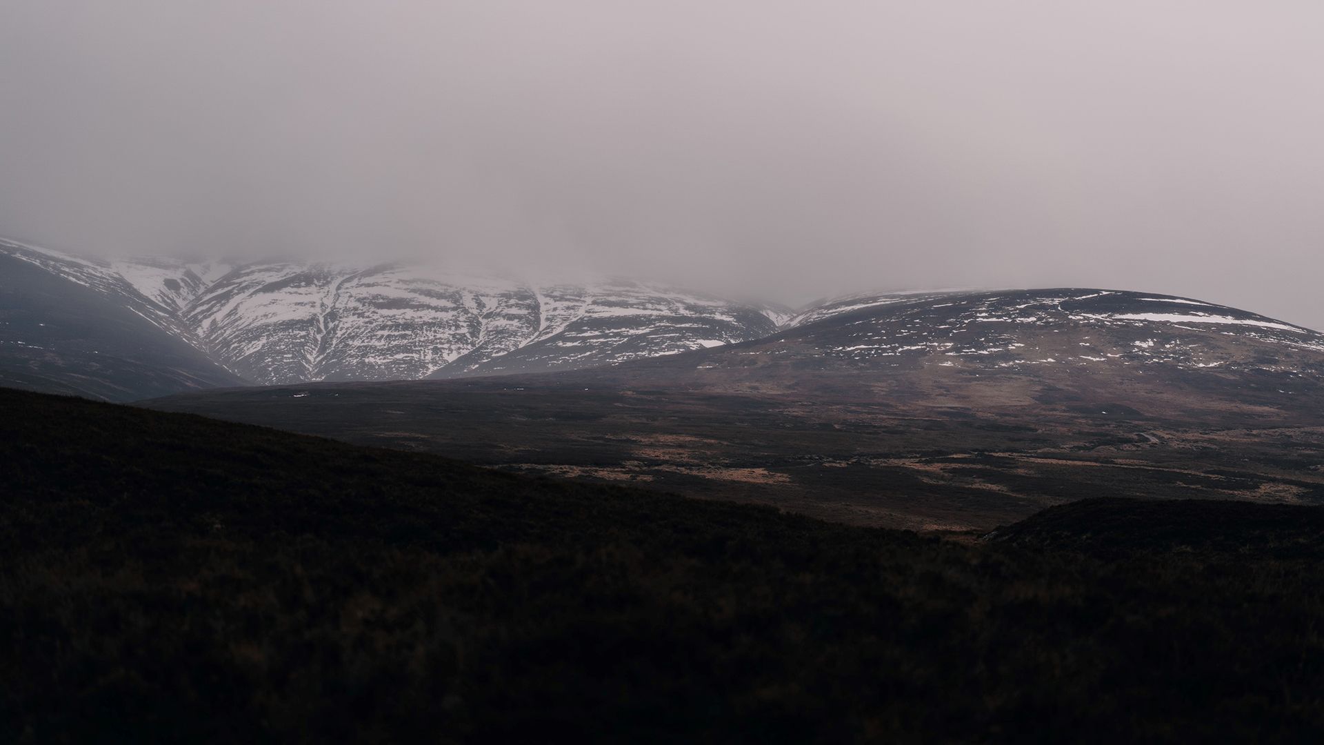 scotland-snowy-hills-sit-still-in-the-mist