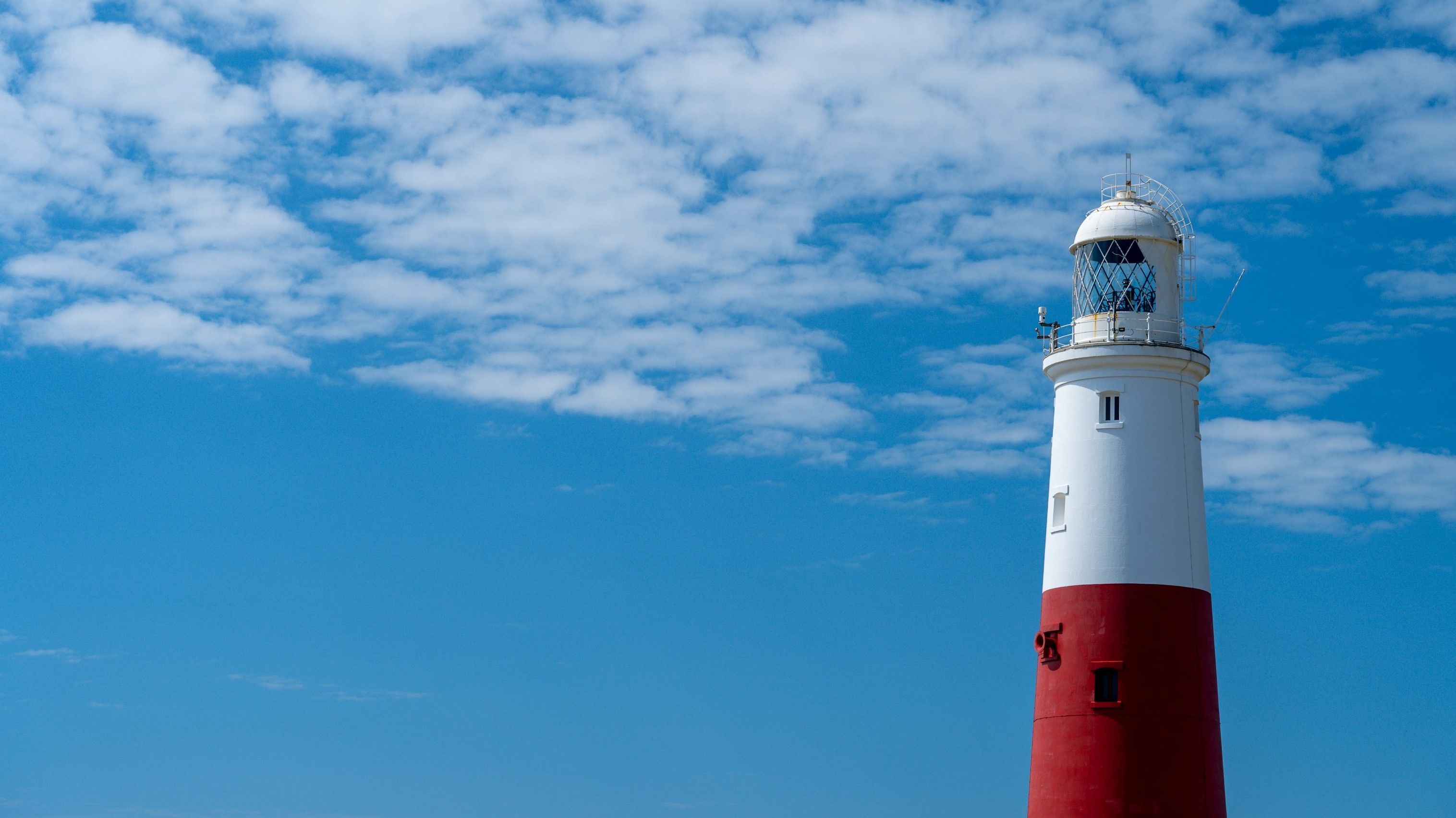summer-blue-sky-2okta-ac-lighthouse-portland-bill