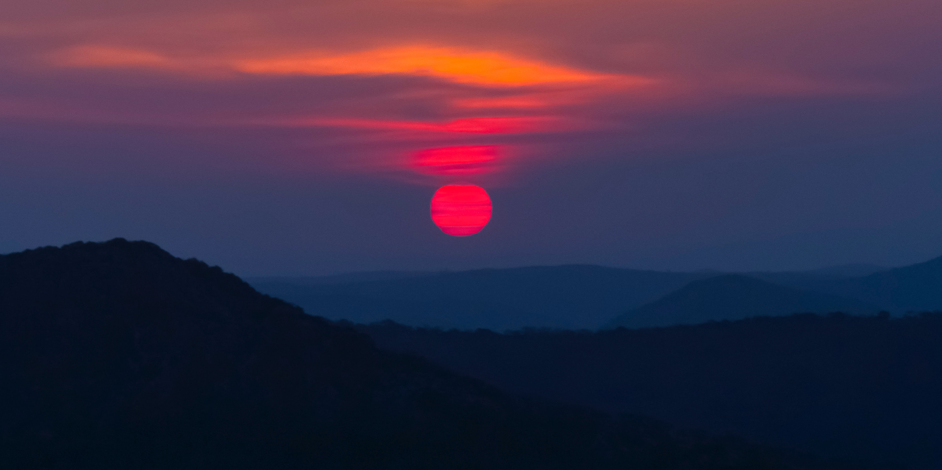 https://www.metoffice.gov.uk/binaries/content/gallery/metofficegovuk/hero-images/weather/sun/sun-setting-in-red-sky-over-mountains.-photo-bashar-alaeddin.jpg